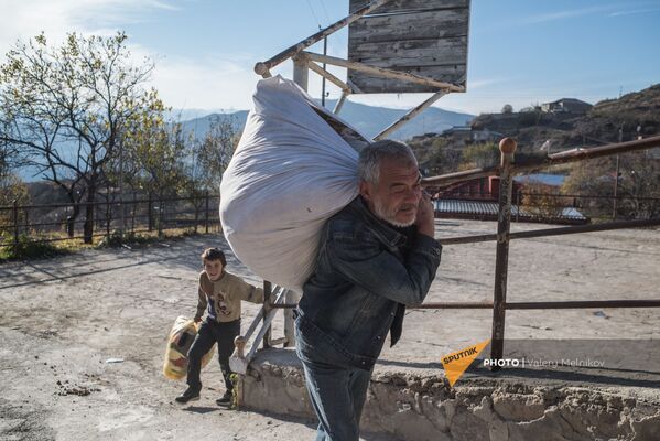Местные жители покидают свои дома в городе Бердзор (28 ноября 2020). Карабах - Sputnik Южная Осетия