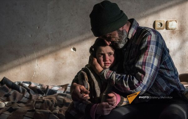 Мужчина с дочерью в городе Бердзор перед переселением (28 ноября 2020). Карабах - Sputnik Южная Осетия