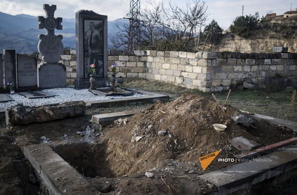 Могилы на кладбище после извлечения останков захороненных жителей в городе Бердзор (30 ноября 2020). Карабах - Sputnik Южная Осетия