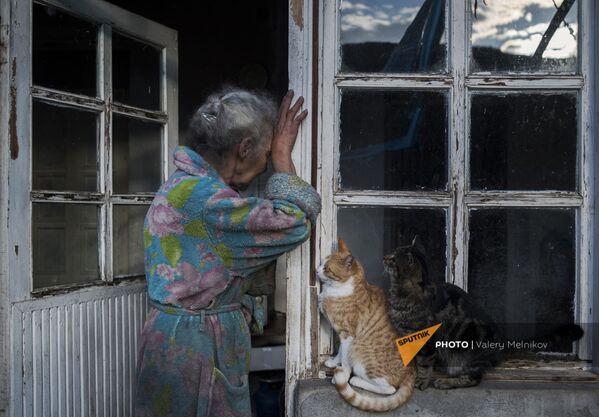 Пожилая женщина возле своего дома в городе Бердзор (30 ноября 2020). Карабах - Sputnik Южная Осетия