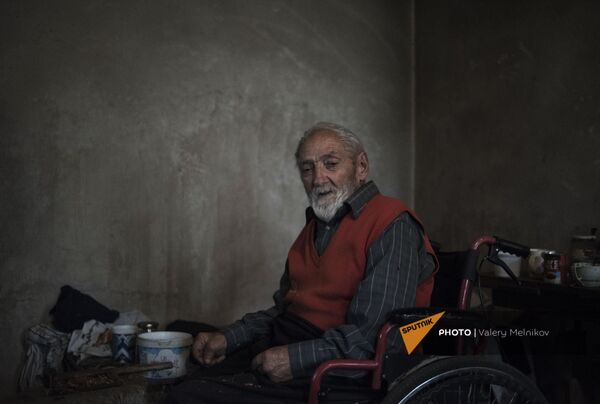 Пожилой мужчина в комнате своего дома в городе Бердзор (30 ноября 2020). Карабах - Sputnik Южная Осетия