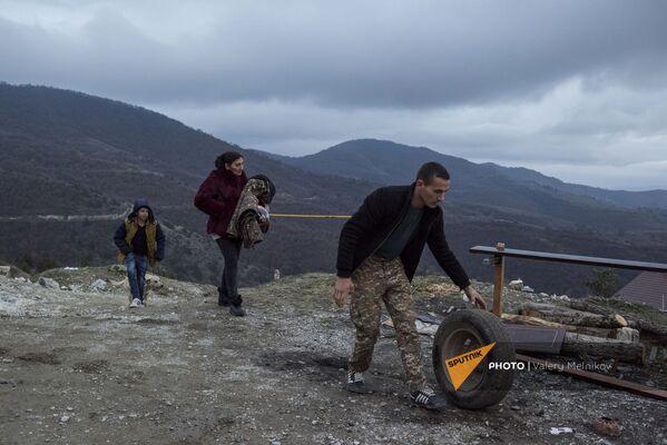 Люди покидают свои дома в городе Бердзор (30 ноября 2020). Карабах - Sputnik Южная Осетия