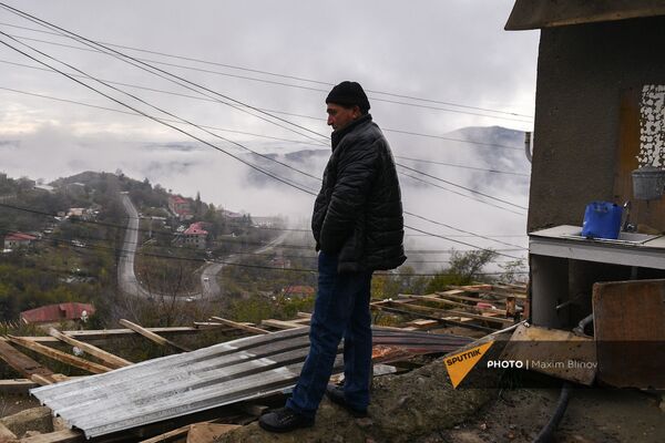 Мужчина возле своего дома на одной из улиц в Бердзоре (30 ноября 2020). Карабах - Sputnik Южная Осетия