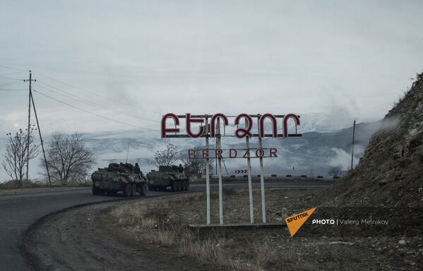 Бронетранспортеры БТР-82А российских миротворческих сил на въезде в город Бердзор (30 ноября 2020). Карабах - Sputnik Южная Осетия