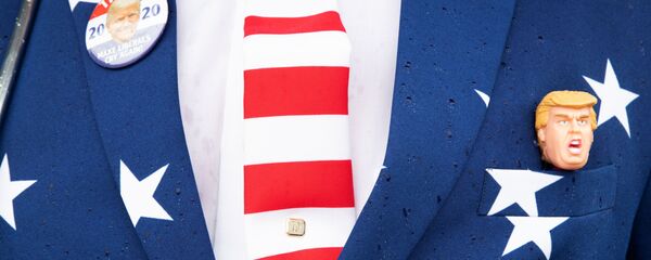Значки на костюме в цветах государственного флага США сторонника президента США Дональда Трампа. Архивное фото.  Значки на костюме в цветах государственного флага США сторонника президента США Дональда Трампа. Архивное фото. - Sputnik Южная Осетия
