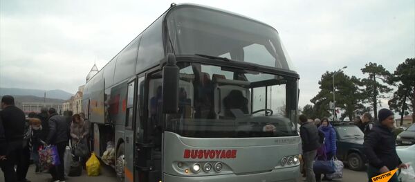 Очередная колонна беженцев вернулась в Степанакерт в сопровождении российских миротворцев - Sputnik Южная Осетия
