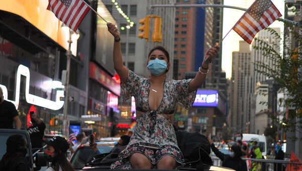 Девушка на одной из улиц в Нью-Йорке после новостей о победе на выборах президента США кандидата от Демократической партии Джозефа Байдена - Sputnik Южная Осетия