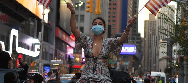Девушка на одной из улиц в Нью-Йорке после новостей о победе на выборах президента США кандидата от Демократической партии Джозефа Байдена Девушка на одной из улиц в Нью-Йорке после новостей о победе на выборах президента США кандидата от Демократической партии Джозефа Байдена - Sputnik Южная Осетия