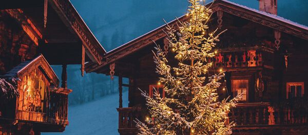 Рождественская ель у фермерских домиков в Австрии  Рождественская ель у фермерских домиков в Австрии  - Sputnik Южная Осетия