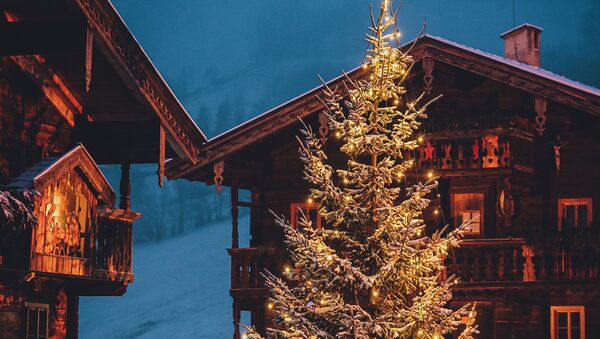 Рождественская ель у фермерских домиков в Австрии  - Sputnik Южная Осетия