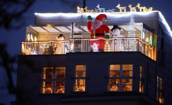 Рождественские декорации на крыше дома в Берлине  - Sputnik Южная Осетия