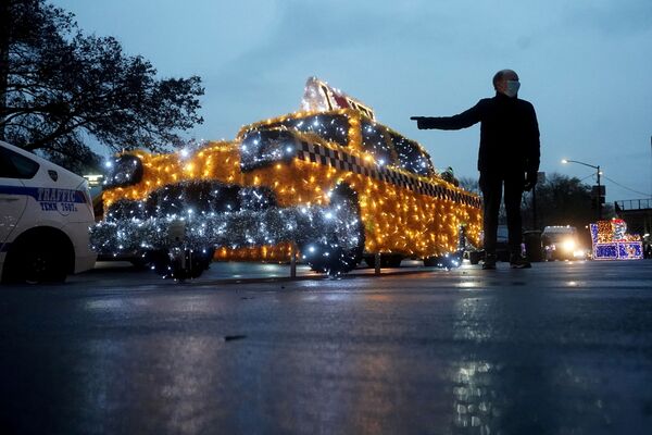 Такси из рождественских огоньков в Нью-Йорке - Sputnik Южная Осетия