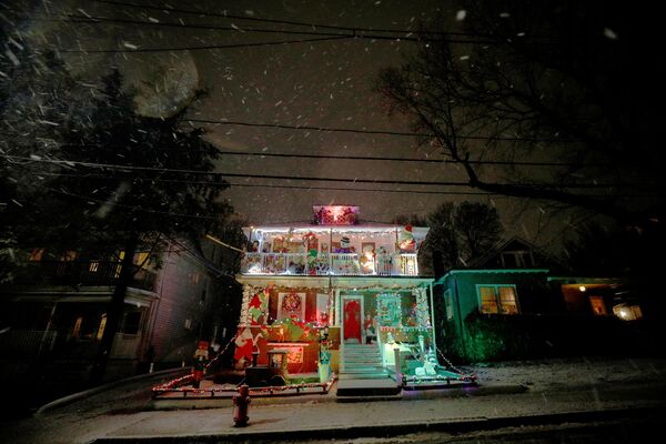Дом в рождественских декорациях во время снегопада в США  - Sputnik Южная Осетия