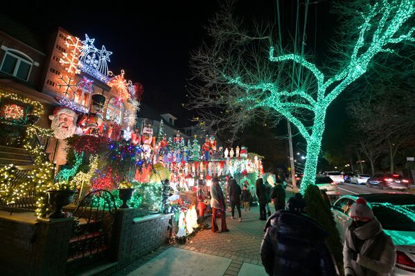 Дома в рождественских декорациях в Нью-Йорке - Sputnik Южная Осетия