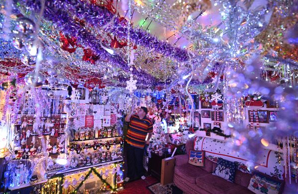 Дом в рождественских декорациях в Северной Англии  - Sputnik Южная Осетия