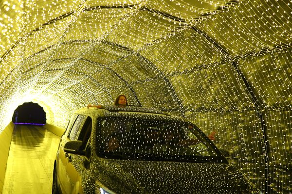 Девочка в машине на рождественском фестивале света в Бразилии  - Sputnik Южная Осетия