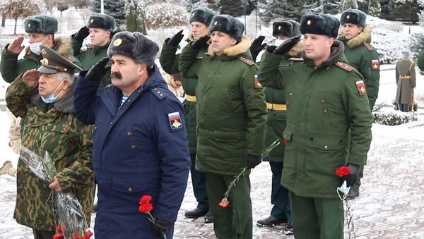 Военнослужащие ЮВО возложили цветы к Мемориалу Славы во Владикавказе   - Sputnik Южная Осетия
