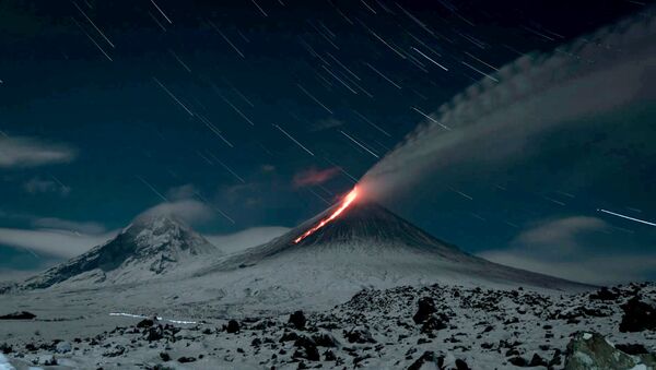 Огненная река и столбы пепла: извержение вулкана Ключевской на Камчатке - Sputnik Южная Осетия