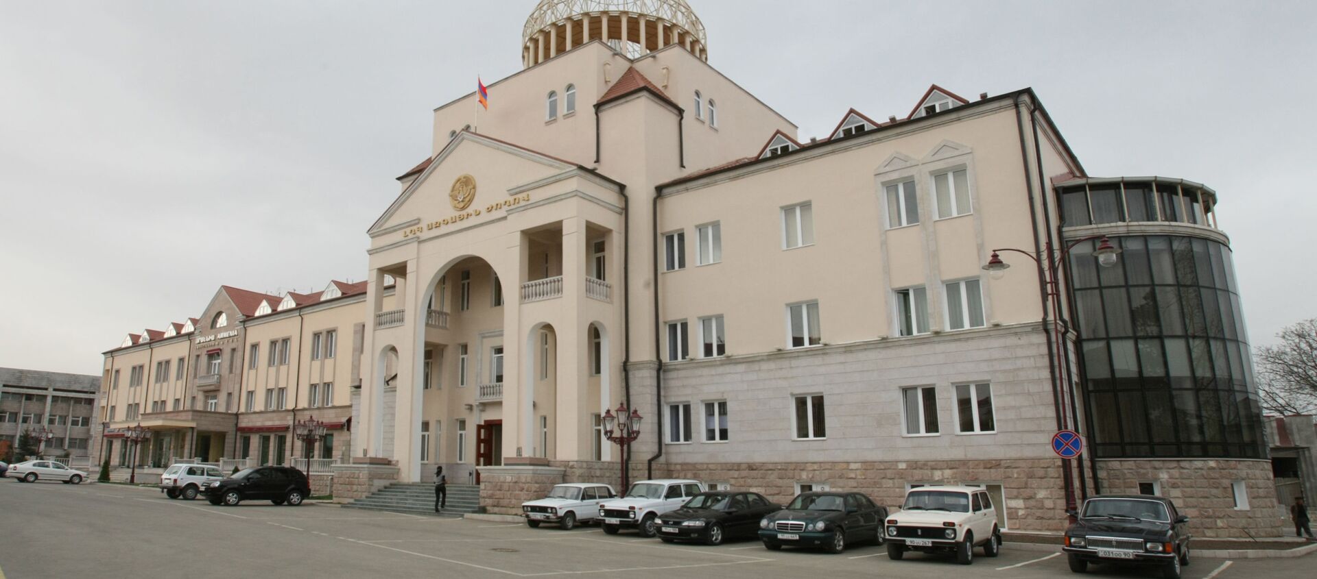 Здание парламента Нагорно-Карабахской Республики в центре Степанакерта - Sputnik Южная Осетия, 1920, 10.12.2020