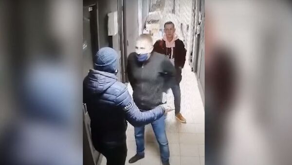 Воришка отправил охранника магазина в нокаут в Минске  - Sputnik Южная Осетия