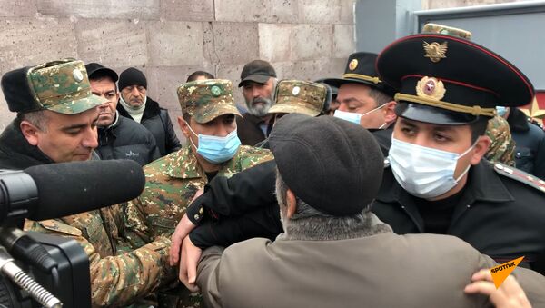 Родственники пропавших без вести солдат снова собрались у военной части в городе Эчмиадзин. - Sputnik Южная Осетия