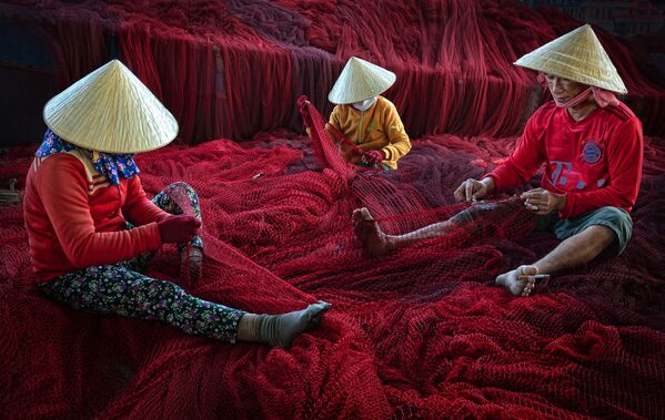 Снимок Red Net Mending вьетнамского фотографа Ly Hoang Long, вошедший в шортлист категории People конкурса 2020 Earth Photo - Sputnik Южная Осетия