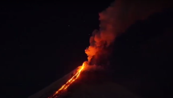 Огнедышащий дракон: на Камчатке проснулся самый большой вулкан в Евразии - Sputnik Южная Осетия