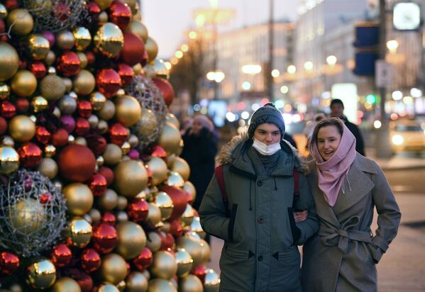 Прохожие возле новогодней ёлки у мэрии Москвы на Тверской улице в Москве - Sputnik Южная Осетия