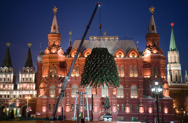 Монтаж новогодней ёлки на Манежной площади - Sputnik Южная Осетия