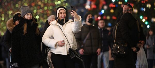 Прохожие на украшенной к Новому Году Красной площади в Москве Прохожие на украшенной к Новому Году Красной площади в Москве - Sputnik Южная Осетия