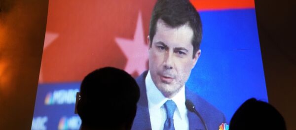 Посетители бара смотрят трансляцию теледебатов кандидатов в президенты США Посетители бара смотрят трансляцию теледебатов кандидатов в президенты США - Sputnik Южная Осетия