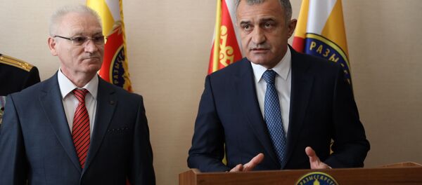 Анатолий Бибилов поздравил сотрудников СВР Южной Осетии с Днем работника органов безопасности - Sputnik Южная Осетия