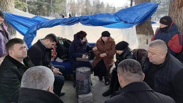 Депутаты партии Единая Осетия  в субботу встретились с семьей убитого жителя Цхинвала Инала Джабиева - Sputnik Южная Осетия