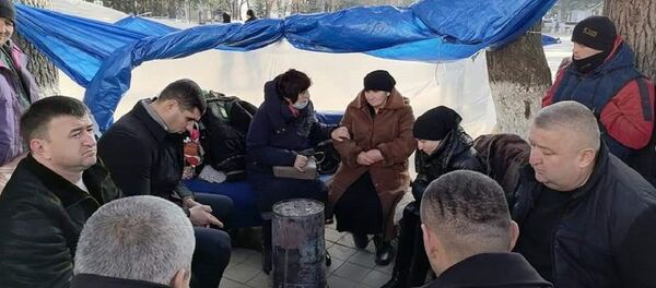 Депутаты партии Единая Осетия  в субботу встретились с семьей убитого жителя Цхинвала Инала Джабиева Депутаты партии Единая Осетия  в субботу встретились с семьей убитого жителя Цхинвала Инала Джабиева - Sputnik Южная Осетия