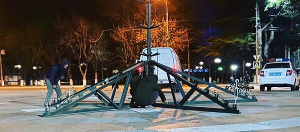 Установка елки на театральной площади Установка елки на театральной площади - Sputnik Южная Осетия