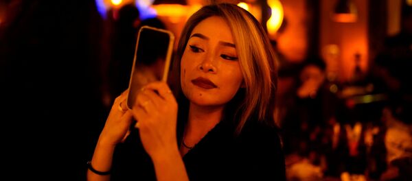 Девушка в ресторане Уханя - Sputnik Южная Осетия