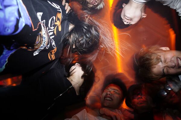 Люди танцуют в ночном клубе Уханя - Sputnik Южная Осетия