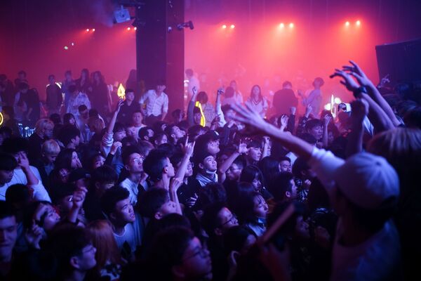 Посетители танцуют в ночном клубе в Ухане - Sputnik Южная Осетия