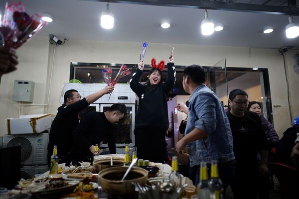 Люди празднуют день рождения в ресторане Уханя - Sputnik Южная Осетия
