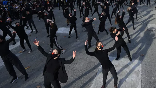 Танцоры группы Les essentiels во время выступления в знак протеста против политики правительства в области здравоохранения во Франции  - Sputnik Южная Осетия