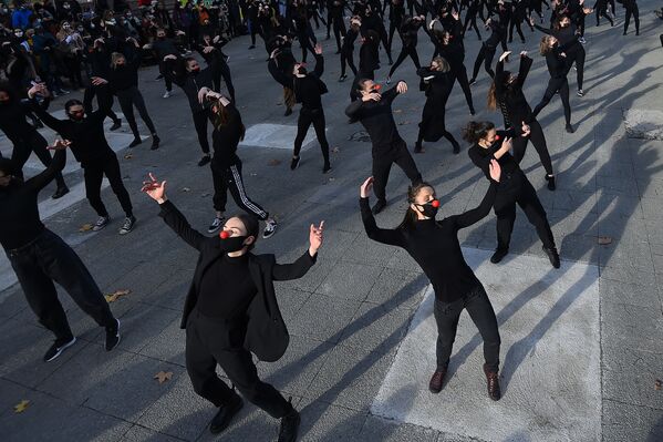 Танцоры группы Les essentiels во время выступления в знак протеста против политики правительства в области здравоохранения во Франции  - Sputnik Южная Осетия