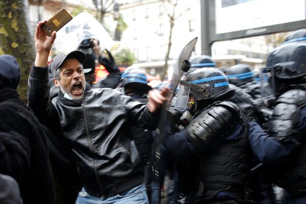 Участник протеста и полицейские в Париже  - Sputnik Южная Осетия