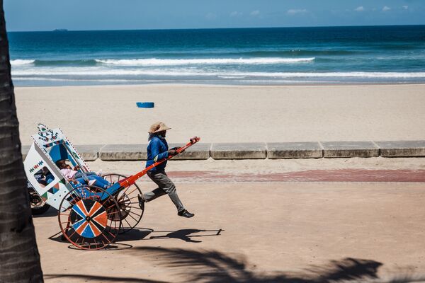 Рикша на пляже в Дурбане, ЮАР  - Sputnik Южная Осетия