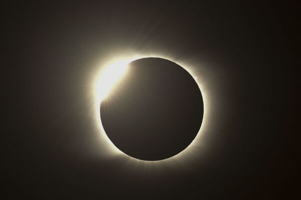 Огненное кольцо во время полного солнечного затмения в Аргентине  - Sputnik Южная Осетия