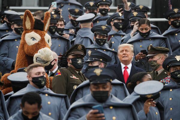 Президент США Трамп стоит среди курсантов армии США в Вест-Пойнте - Sputnik Южная Осетия