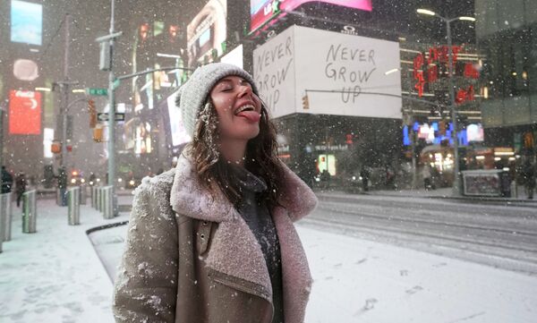 Турист во время снегопада на Таймс-сквер в Нью-Йорке - Sputnik Южная Осетия