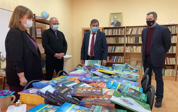 Россотрудничество и посольство РФ передали книги детсаду и школе в Ленингоре - Sputnik Южная Осетия