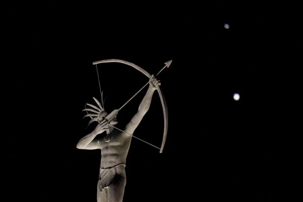 Юпитер и Сатурн на фоне статуи в штате Канзас  - Sputnik Южная Осетия