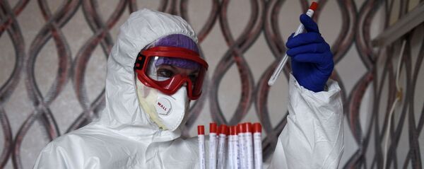 Медицинский работник держит в руках тесты на COVID-19. Архивное фото  Медицинский работник держит в руках тесты на COVID-19. Архивное фото  - Sputnik Южная Осетия