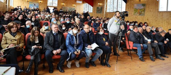 Встреча президента Анатолия Бибилова с жителями поселка Дзау Встреча президента Анатолия Бибилова с жителями поселка Дзау - Sputnik Южная Осетия